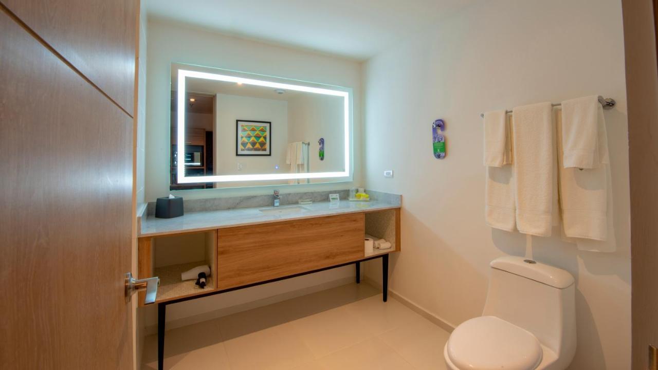 Holiday Inn&Suites - Merida La Isla, an IHG Hotel Bagian luar foto