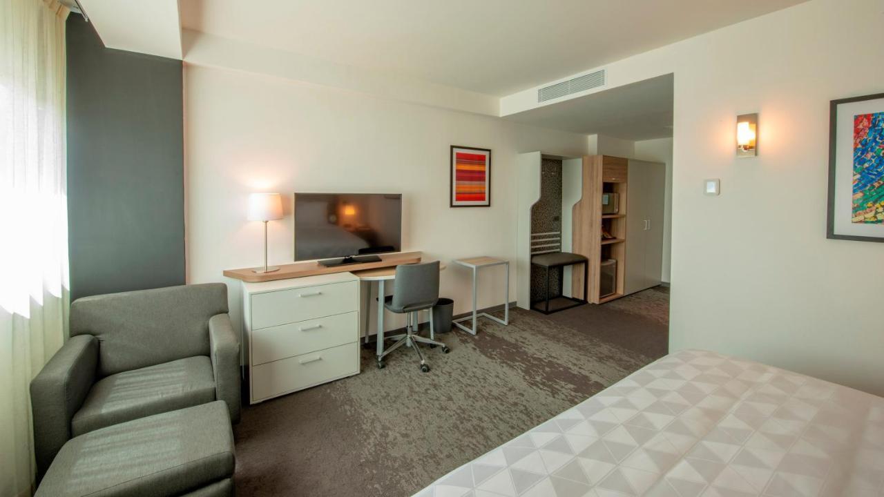 Holiday Inn&Suites - Merida La Isla, an IHG Hotel Bagian luar foto